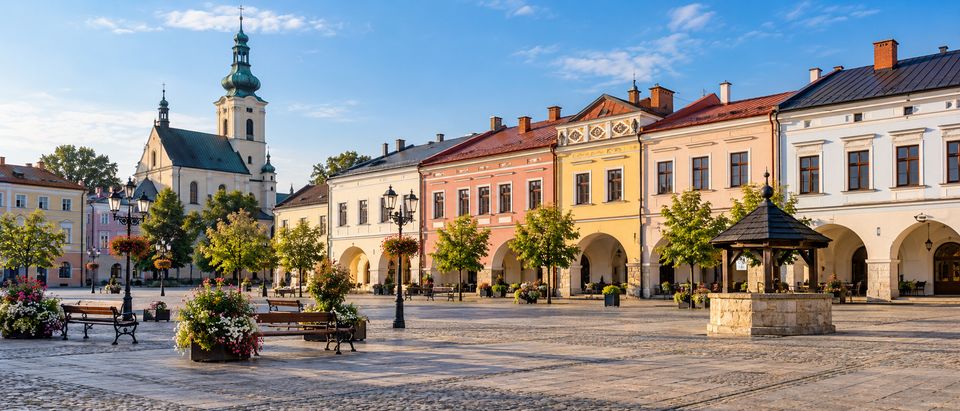Rynek historycznego miasteczka z kolorowymi kamienicami i wieżą kościoła Rynek historycznego miasteczka z kolorowymi kamienicami i wieżą kościoła